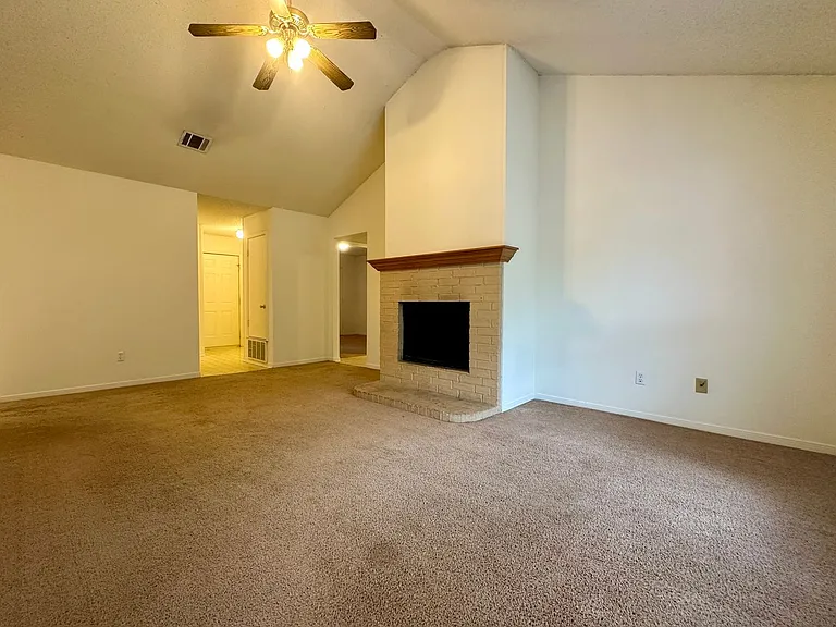638 Park Place Dr — Photo 3