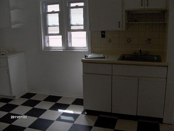 3rd image of 138 Grote St
