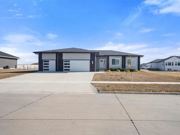 1408 Heartland St, Fairfax, IA 52228