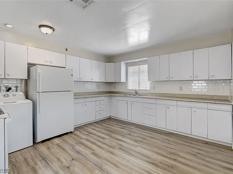 214 W Victory Rd — Photo 5