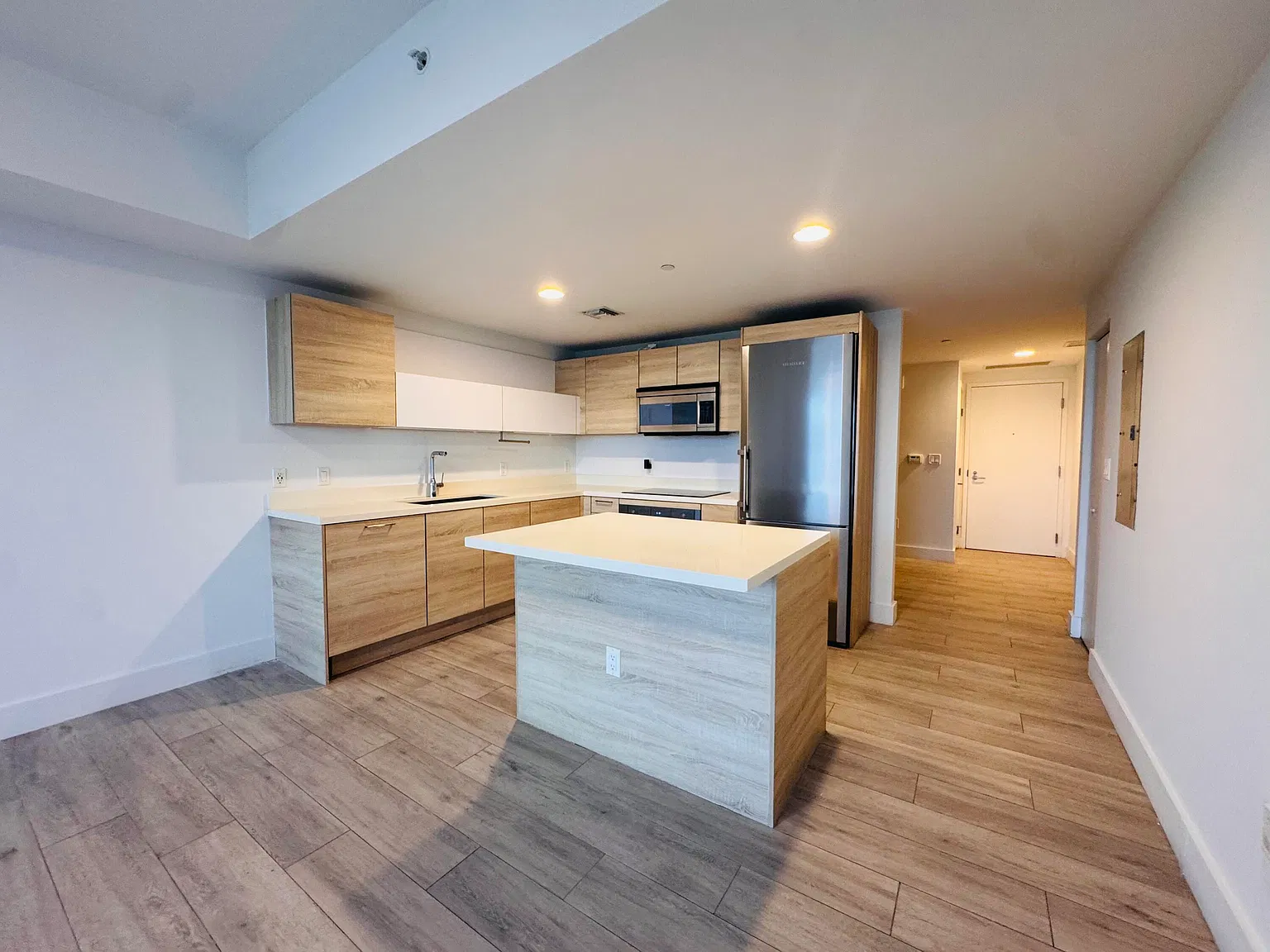 2 bed, 2.0 bath, 1122 sqft, $3,750 — Photo 4