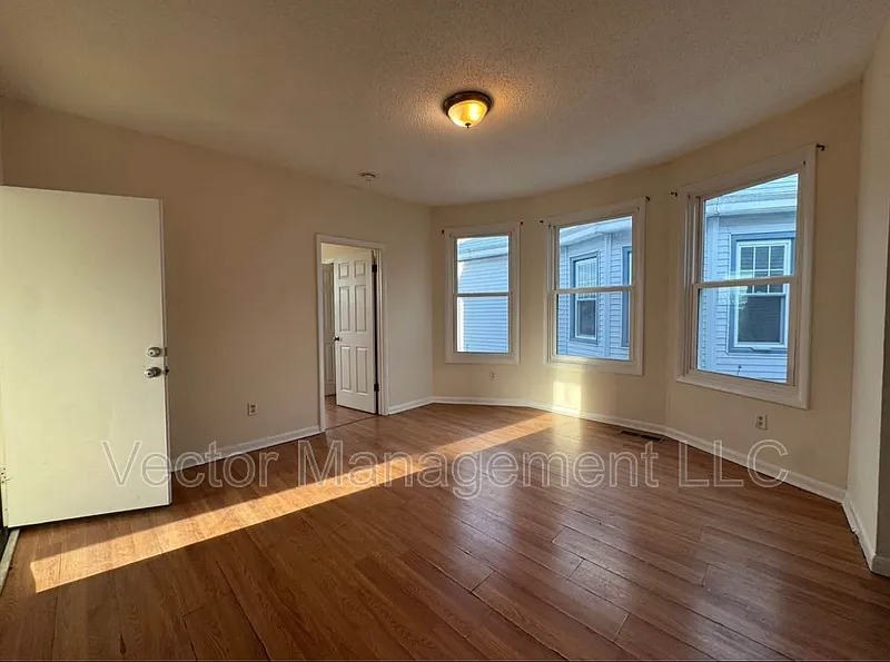3 bed, 1.0 bath, 1115 sqft, $1,650 — Photo 4