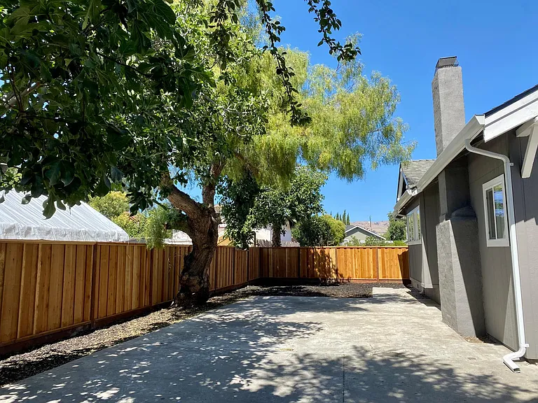 1729 E San Antonio St — Photo 13