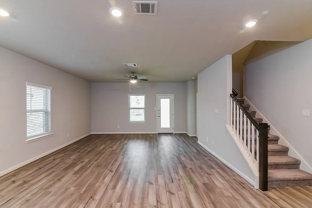 4 bed, 2.5 bath, 2708 sqft, $2,425 — Photo 4