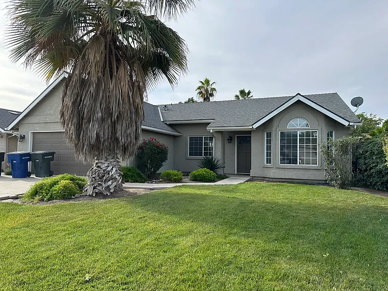 823 E Palm Dr — Photo 1