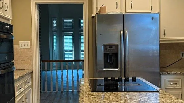 3 bed, 2.5 bath, 2423 sqft, $2,350 — Photo 3