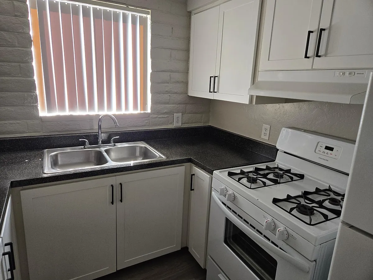Building Photo - 400 N Westmoreland Ave #C