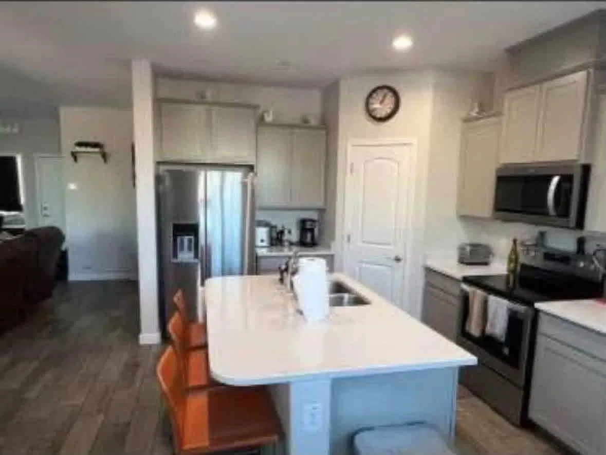4 bed, 1968 sqft, $2,695 — Photo 4