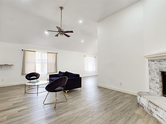 3rd image of 1402 Calais Ct