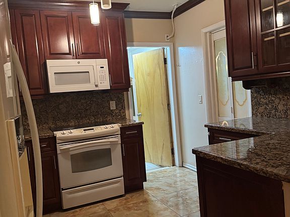 4th image of 940 NE 147th St #1