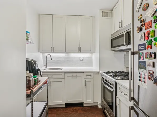 305 East 40th Street image 7 of 16