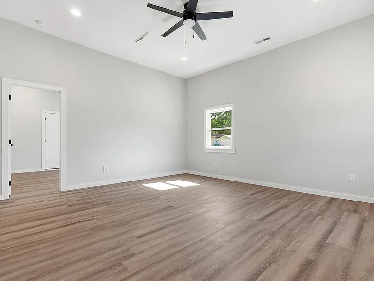 1339 E Division St — Photo 3