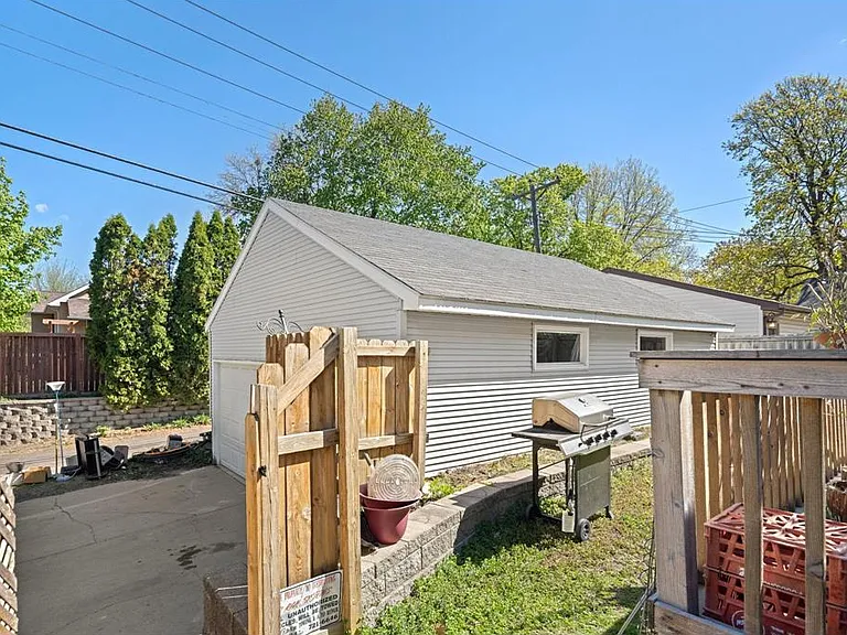 1727 Marshall Ave — Photo 13