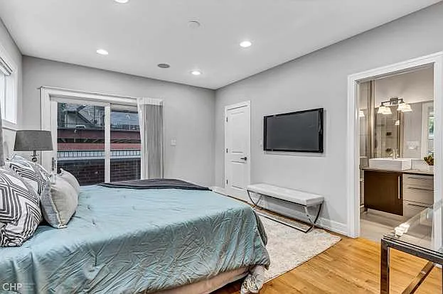 821 W Roscoe St #1 — Photo 94