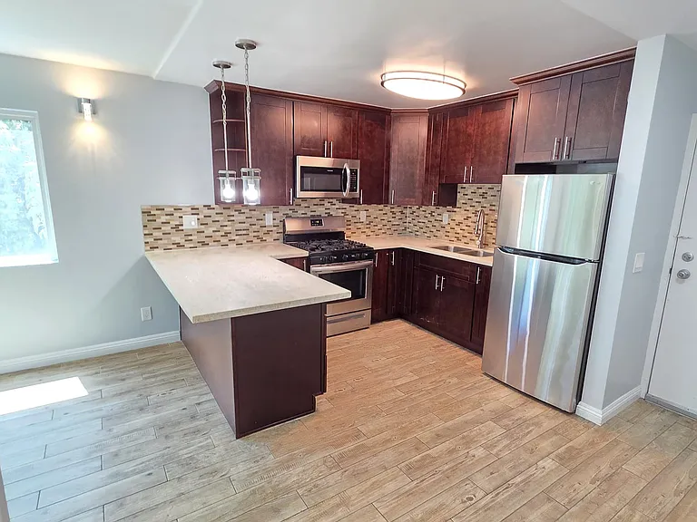 2518 W 5th st — Photo 5