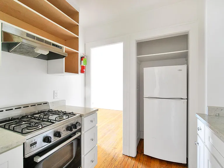 141 Howard St #5 — Photo 4