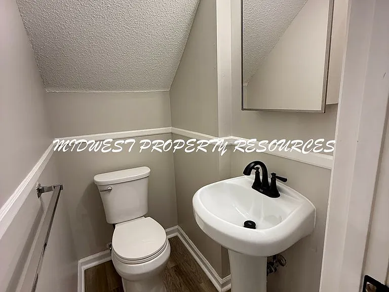 945 NW Colbern Rd — Photo 8