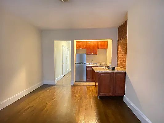 3rd image of 204 E 90th St #3R