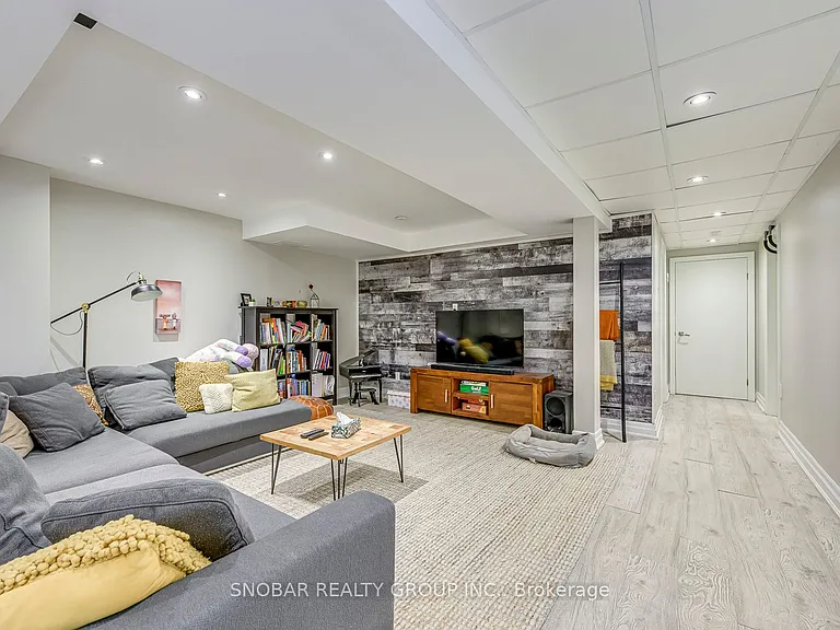 52 Decarie Cir — Photo 18