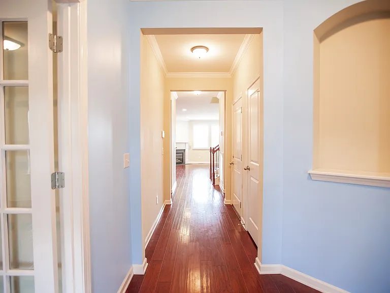 2124 Kirkwood Dr — Photo 2