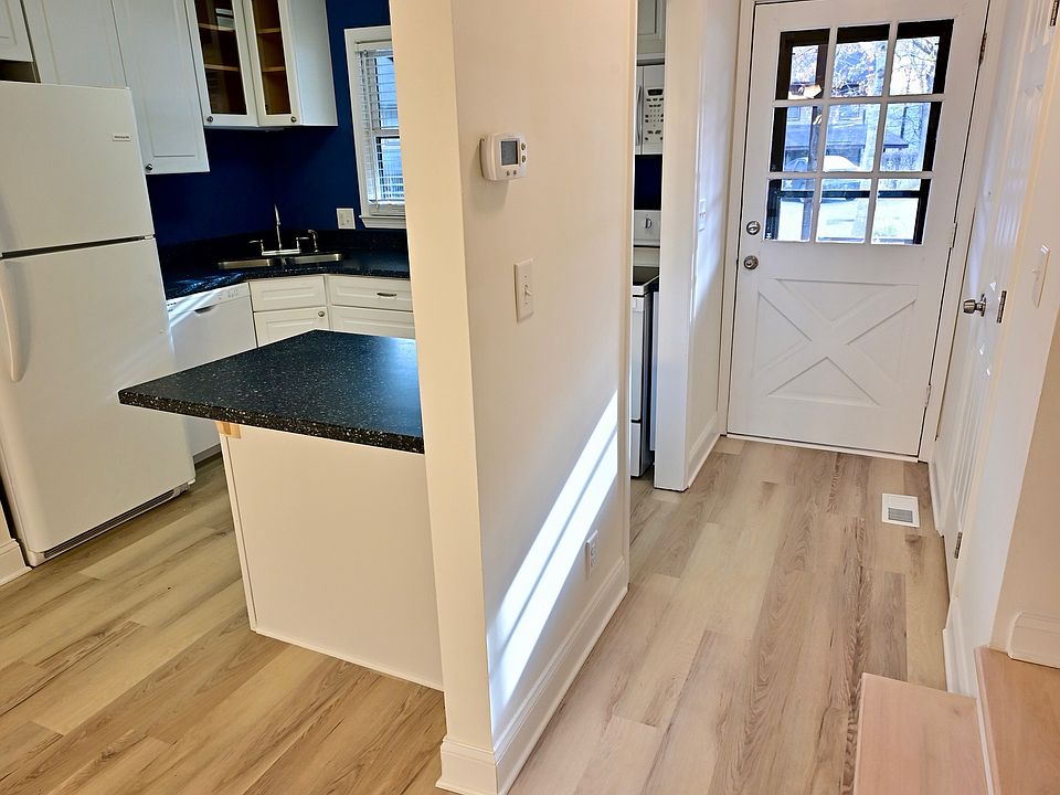 VIEW OF FRONT ENTRANCE / 1/2 BATH ON RIGHT WITH PEDESTAL SINK