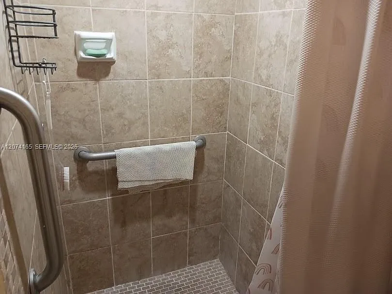 Kings Point Capri Condos — Photo 4
