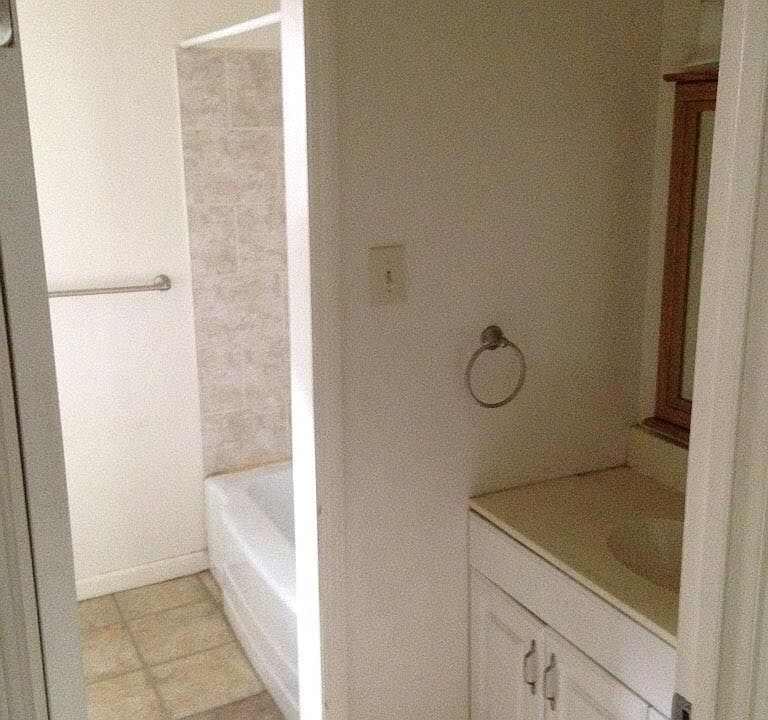 2nd image of 121 E Kay St