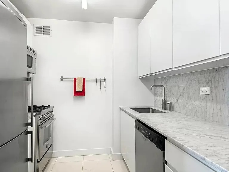 322 W 57th St #35V — Photo 2