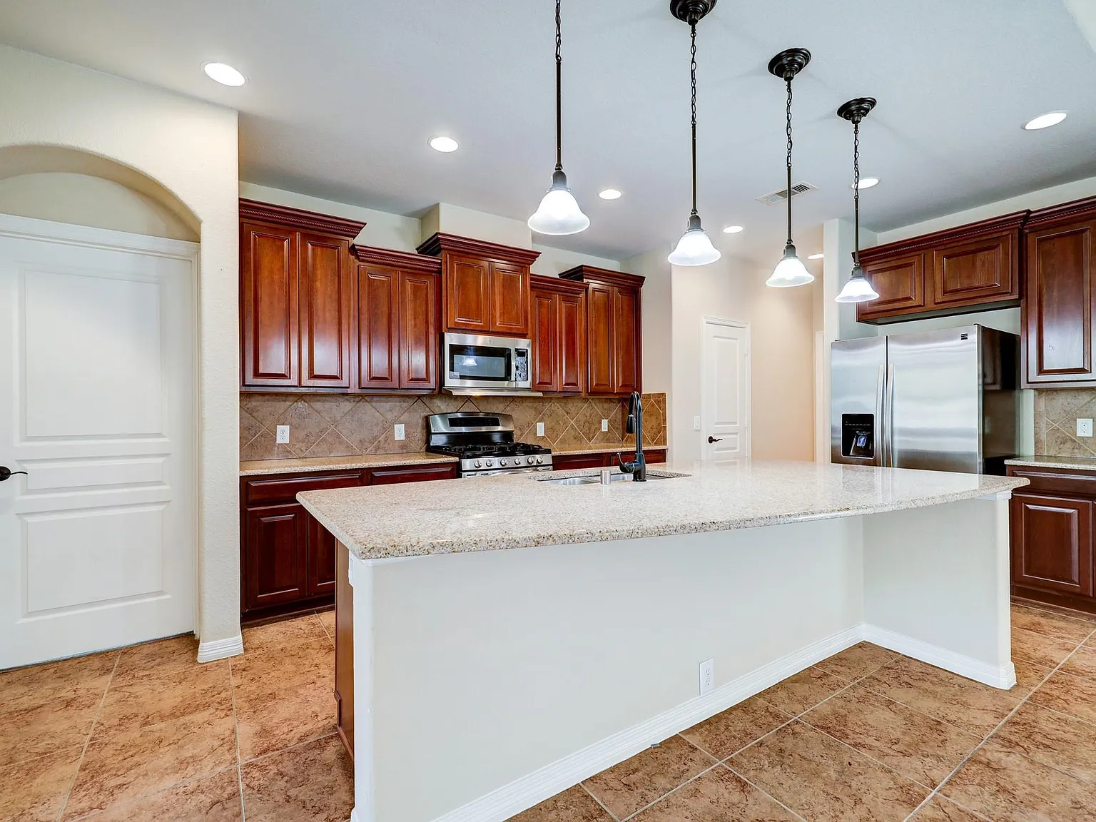 4 bed, 3.0 bath, 2716 sqft, $3,200 — Photo 2