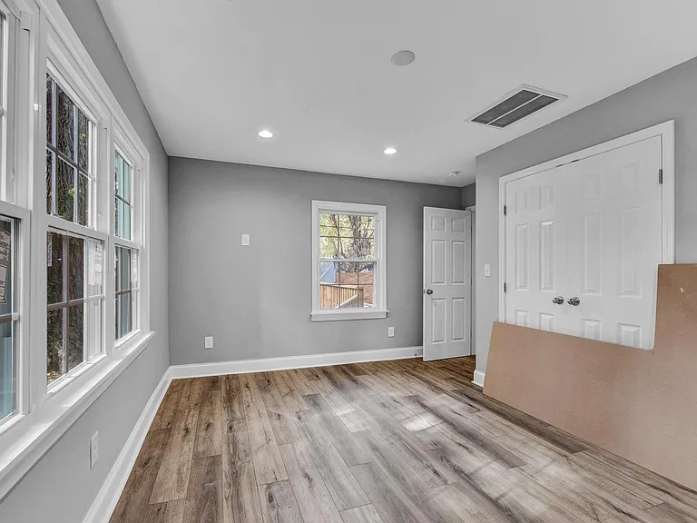2451 Boone Ave — Photo 8