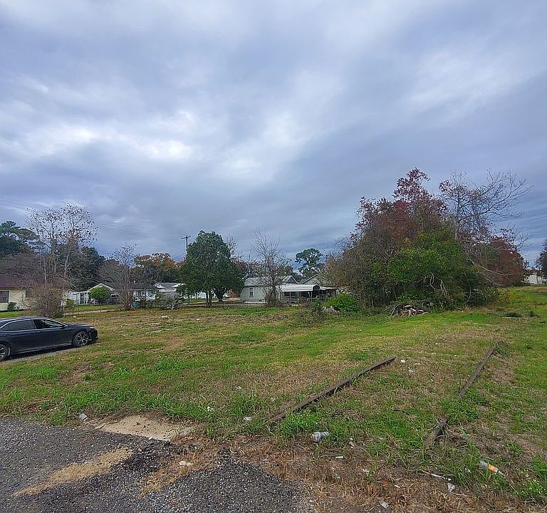 2nd image of 910 W Cherry St