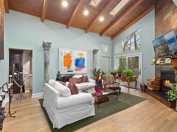 3rd image of 15 Meadowood Dr