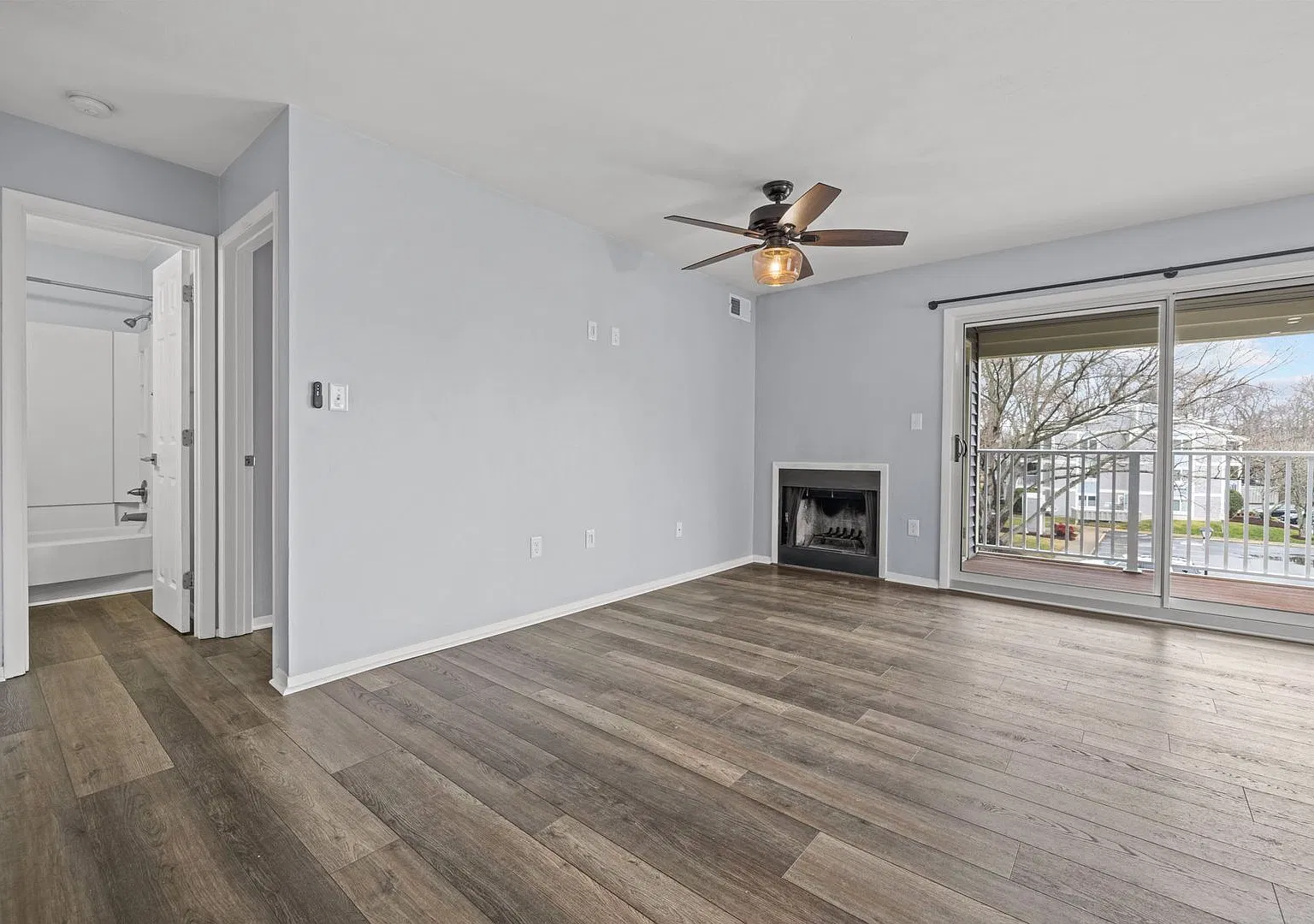 Updated & Stylish Condo in the Heart of Virginia Beach — Photo 4