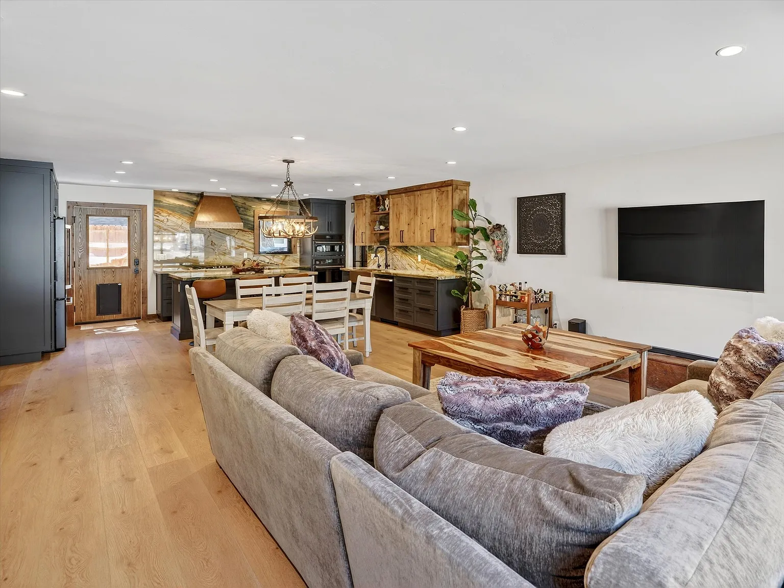 3 bed, 1550 sqft, $8,500 — Photo 4