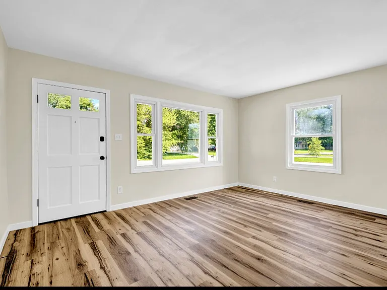 2205 S Lombard Ave — Photo 11