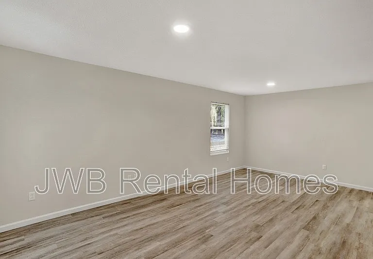 8008 W Railroad Ave — Photo 6