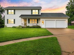 2445 Valleyview Ct, Marion, IA 52302