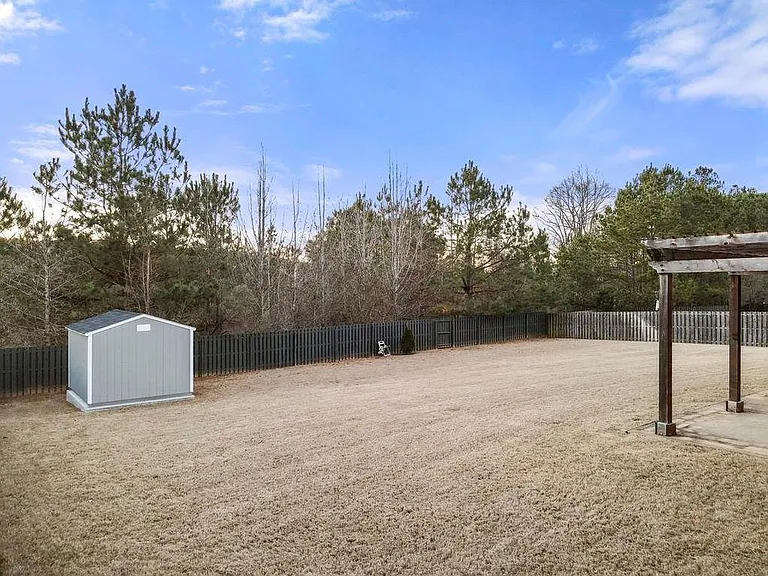 591 Heywood St — Photo 24