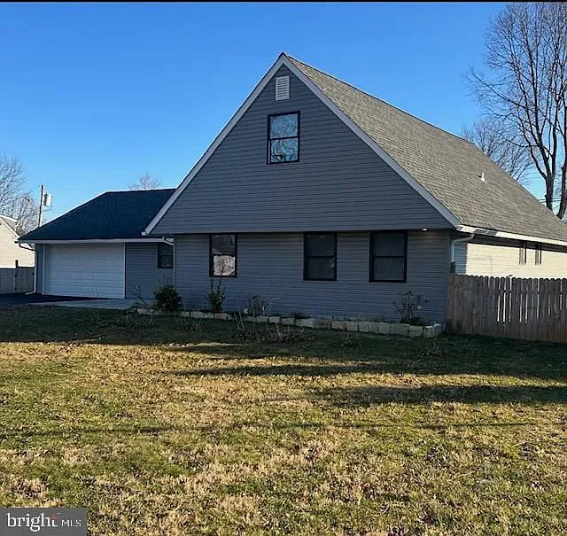 5 bed, 3.0 bath, 2063 sqft, $3,600 — Photo 2