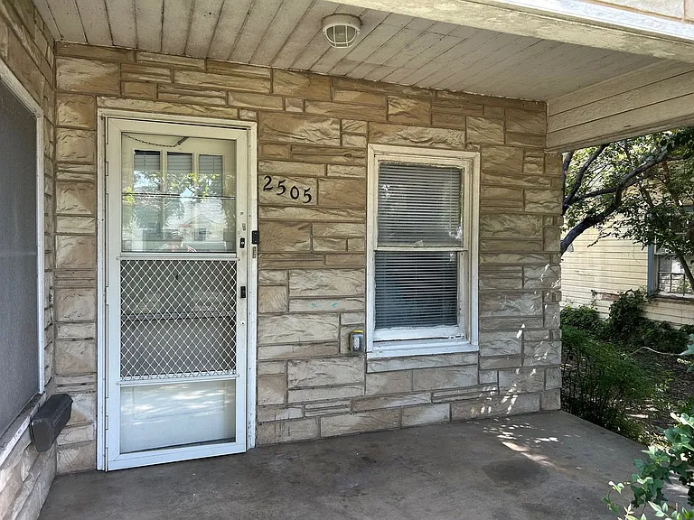 2505 Proctor Ave — Photo 5