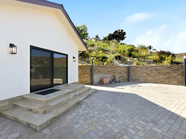 991 W Highland Dr — Photo 3