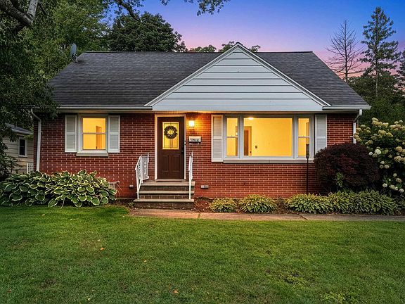 3rd image of 2316 Meadow Ln