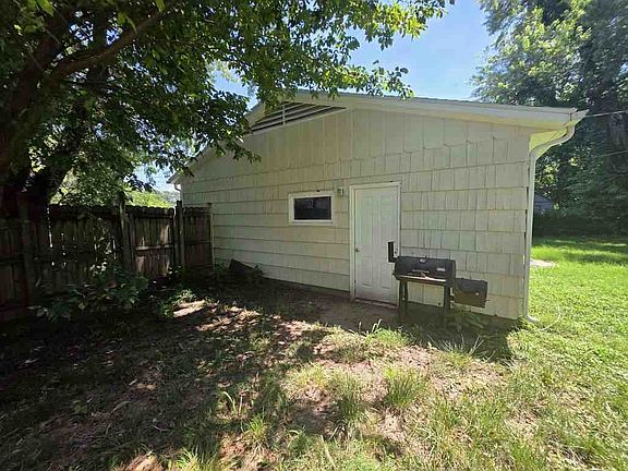 4th image of 1418 Hillcrest Ter