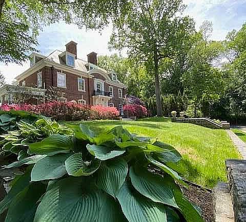 3rd image of 6490 Woodbine Ave