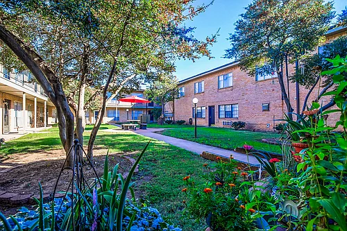 The Crestmont Apartments Photo 1