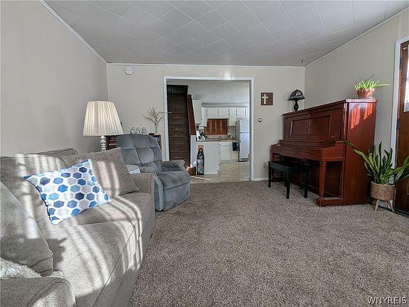 3rd image of 721 Gabbey Rd