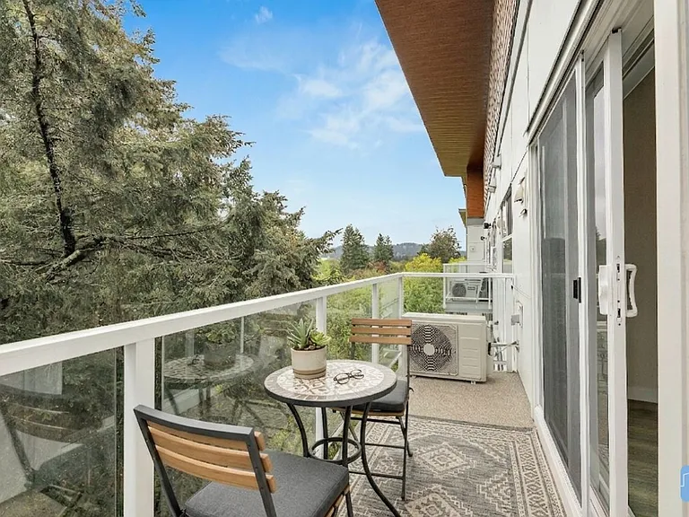1060 Goldstream Ave — Photo 8