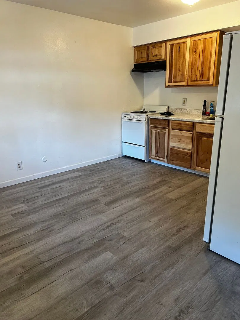Yosemite Apartments — Photo 4