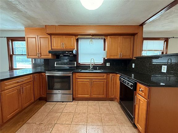 4th image of 123 Pleasant St
