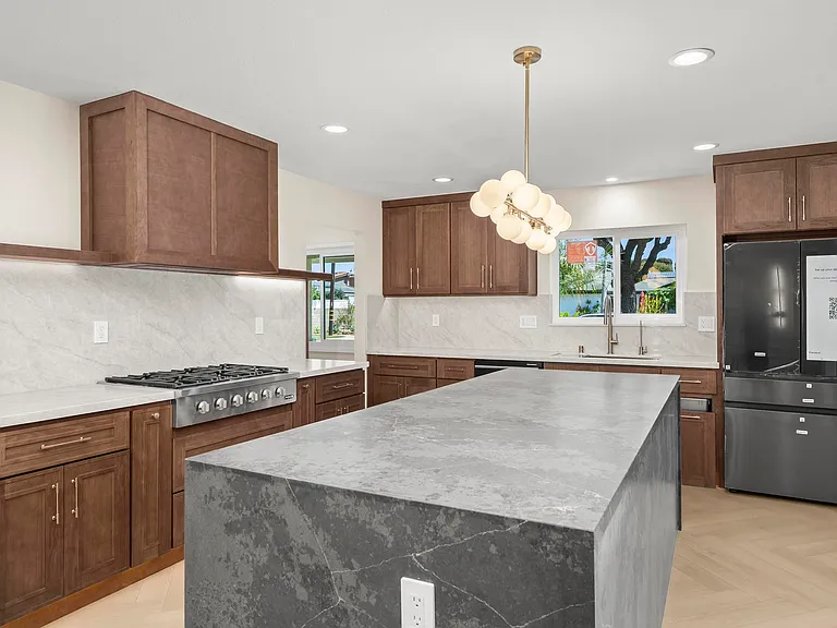 9433 Geranium Cir — Photo 3